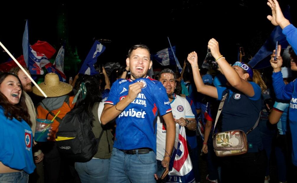 Aficionados del Cruz Azul llegaron al Ángel de la independencia a celebrar el campeonato de la máquina. Foto: Osmar Alvarado/EL UNIVERSAL