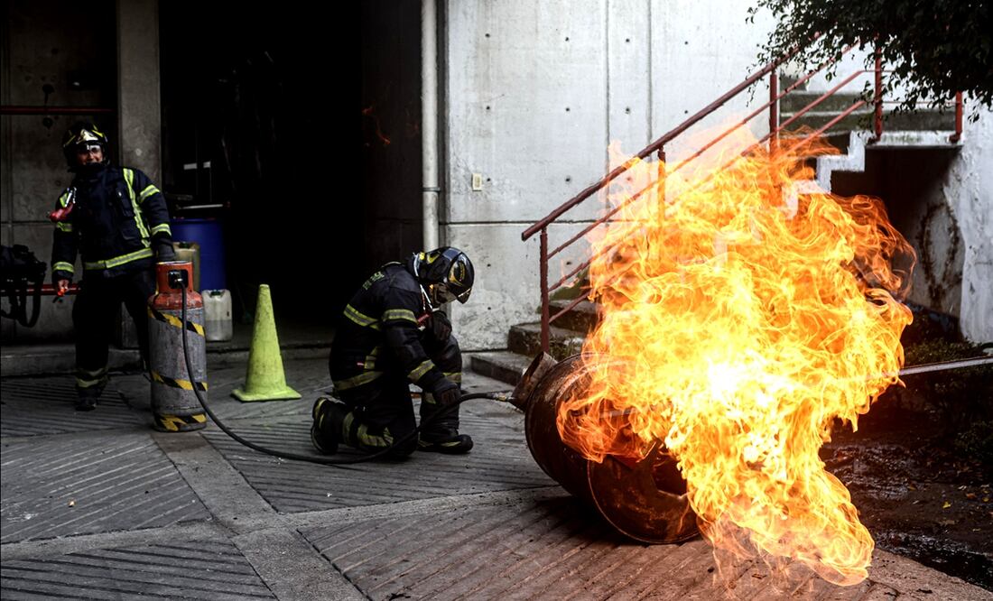 El Heroico Cuerpo de Bomberos de la Ciudad de México realizan un ejercicio de combustión de gas LP en entornos cerrados. Foto: Gabriel Pano/EL UNIVERSAL