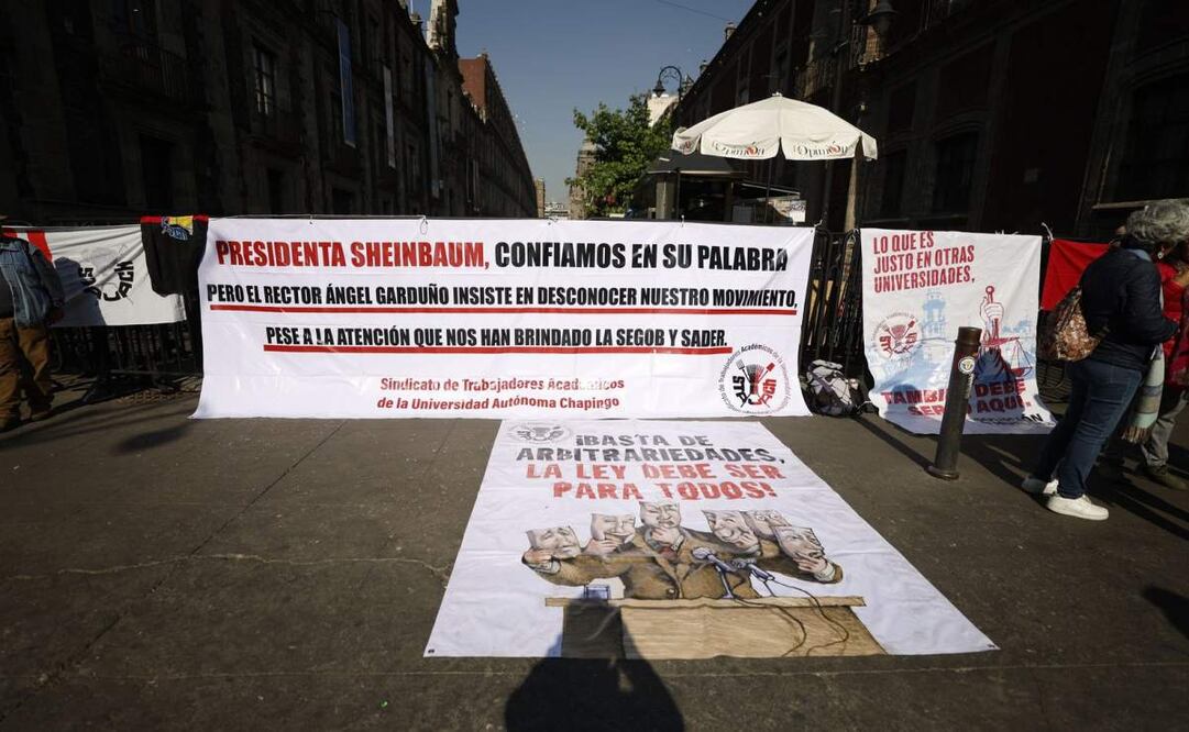 A 23 días de huelga, el Sindicato de Trabajadores Académicos de la Universidad Autónoma de Chapingo se manifestó esta mañana en Palacio Nacional. Foto: Diego Simón/ EL UNIVERSAL