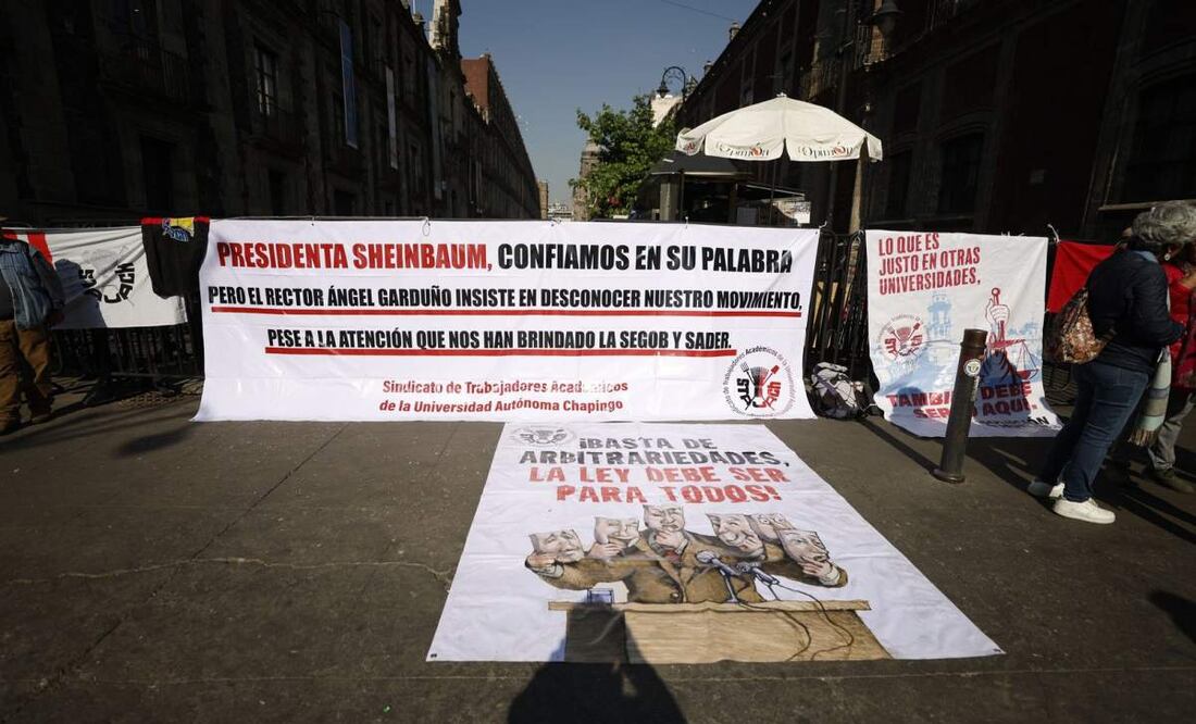 A 23 días de huelga, el Sindicato de Trabajadores Académicos de la Universidad Autónoma de Chapingo se manifestó esta mañana en Palacio Nacional. Foto: Diego Simón/ EL UNIVERSAL