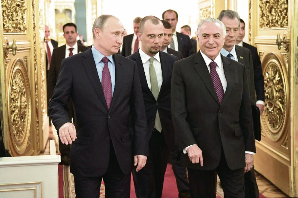 El presidente ruso Vladimir Putin y su par brasileño Michel Temer, ayer en el Kremlin. Temer deseó una final Brasil-Rusia en el Mundial de futbol 2018. (ALEXEY NIKOLSKY. EFE)