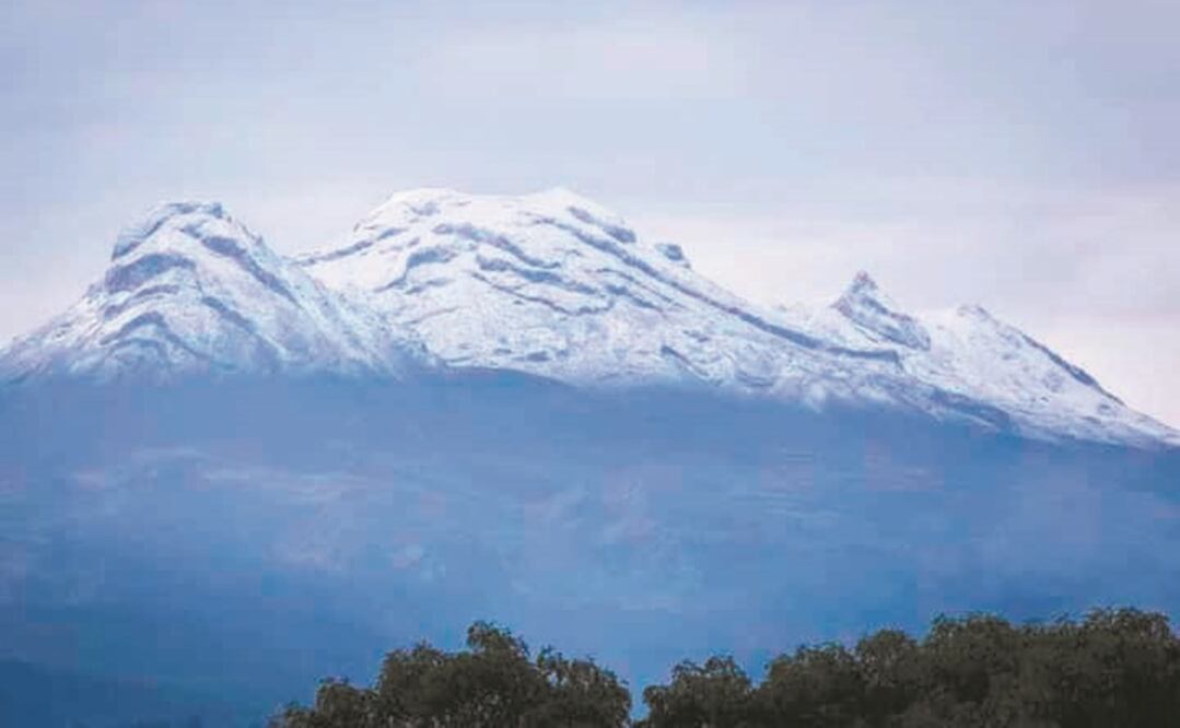 Las recientes nevadas en el Popocatépetl e Iztaccíhuatl permitirán que mejore el abasto de agua en comunidades cercanas. Foto: EMILIO FERNÁNDEZ. EL UNIVERSAL