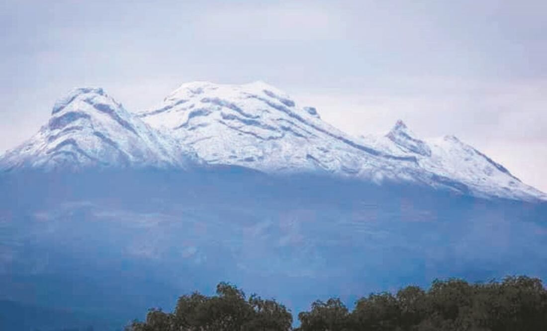 Las recientes nevadas en el Popocatépetl e Iztaccíhuatl permitirán que mejore el abasto de agua en comunidades cercanas. Foto: EMILIO FERNÁNDEZ. EL UNIVERSAL