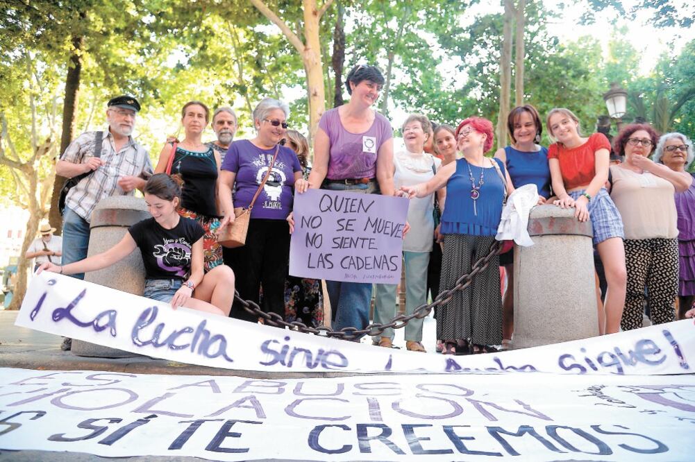 Un grupo de mujeres celebraron ayer, en Sevilla, el fallo judicial contra los integrantes de La Manada, quienes en 2016 violaron a una joven de 18 años. Foto: CRISTINA QUICLER. AFP