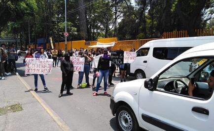 Mujeres protestan por violencia de género frente a CCH Azcapotzalco 