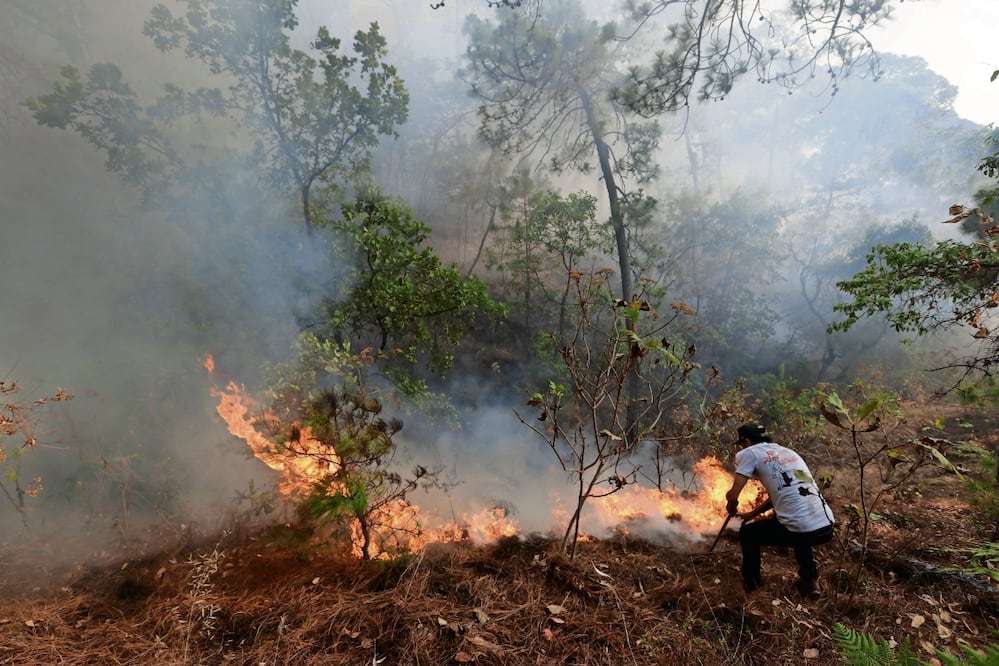 Durante dos días, pobladores se unieron a brigadistas y autoridades para apagar los cinco incendios en Valle de Bravo. Foto: Archivo | El Universal