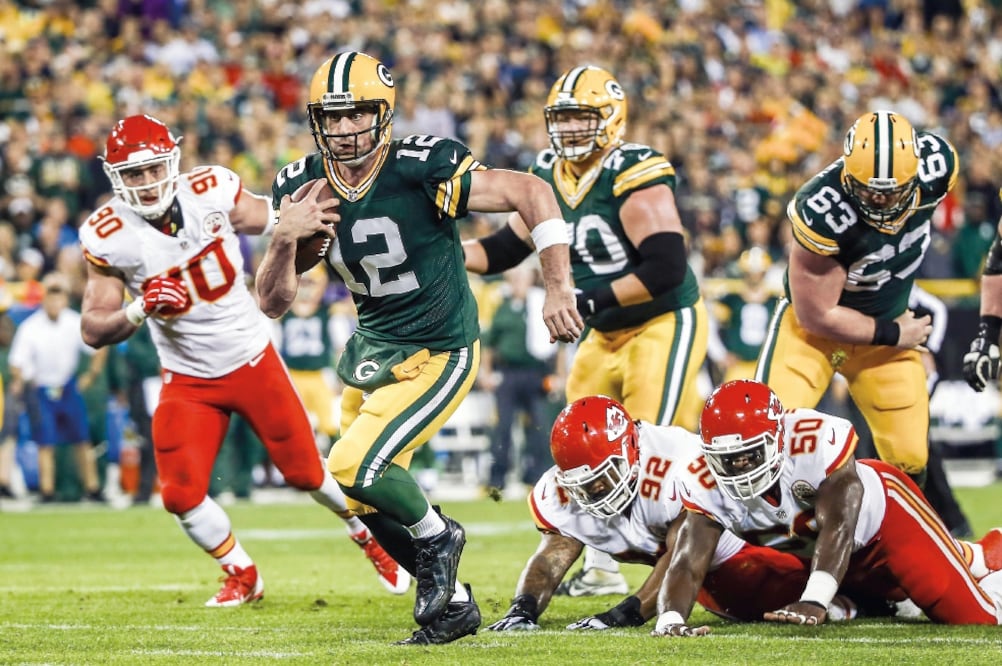 Aaron Rodgers (12) guió a Packers a una tranquila victoria más en el año (TANNEN MAURY. EFE)