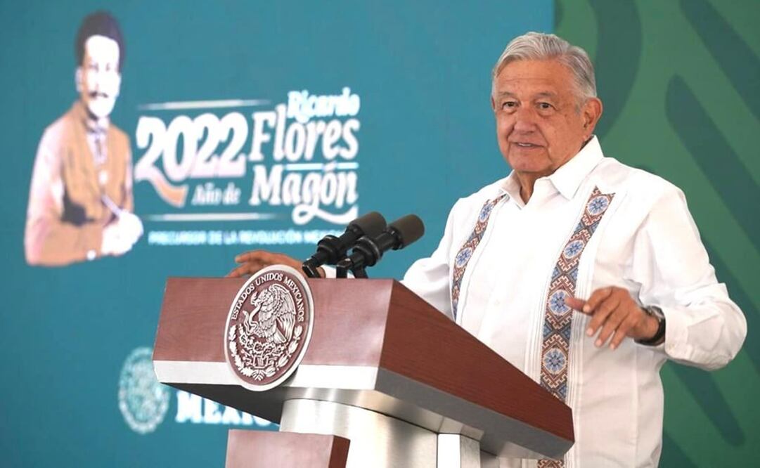 El presidente López Obrador recomendó a los consejeros del INE leer los artículos 6 y 7 de la Carta Magna. Foto: Presidencia