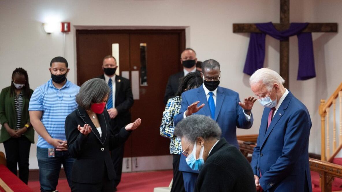 Joe Biden visitó la Iglesia episcopal metodista africana Bethel en Wilmington, en junio. Foto: AFP