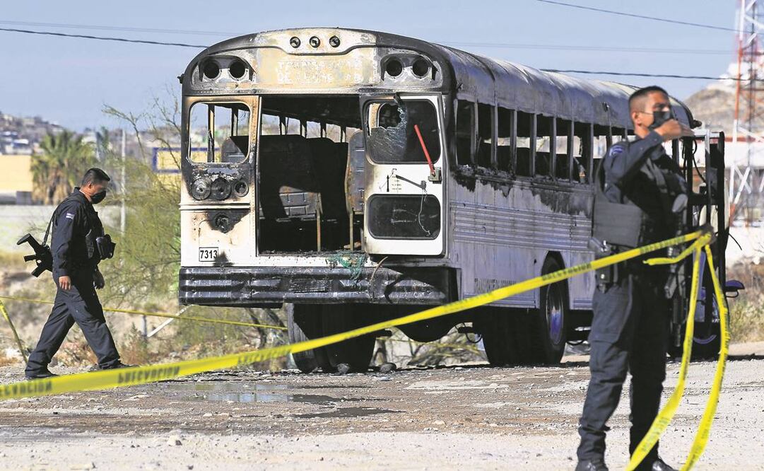 Los ataques a los camiones comenzaron alrededor de las 10 de la mañana de ayer. FOTO: CHRISTIAN TORRES. EL UNIVERSAL