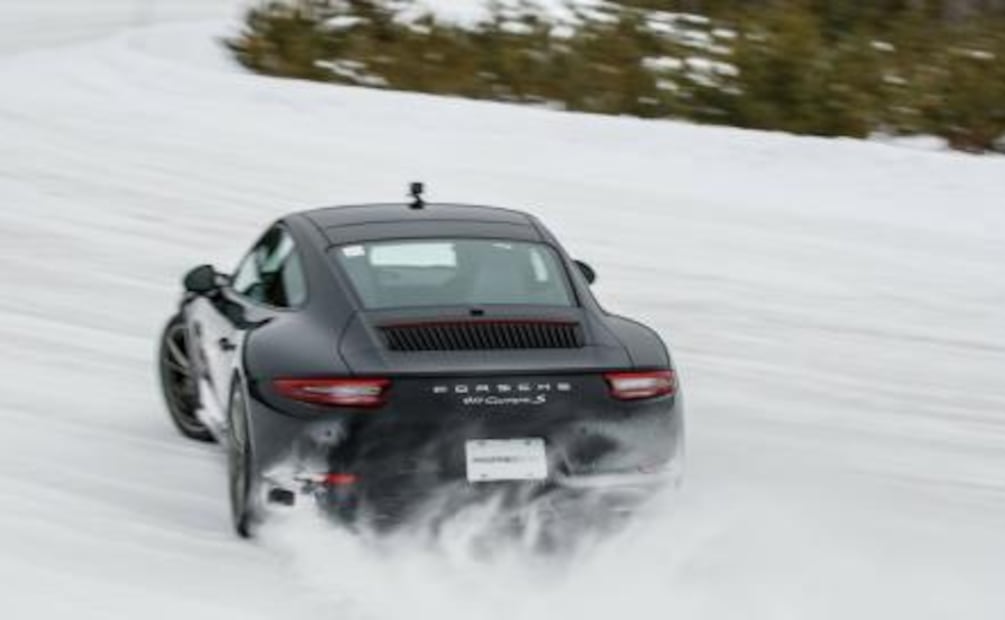 Al volante de un Porsche sobre la nieve de Canadá