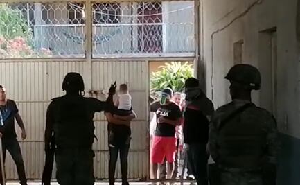 Pobladores encapuchados agreden a militares en Michoacán