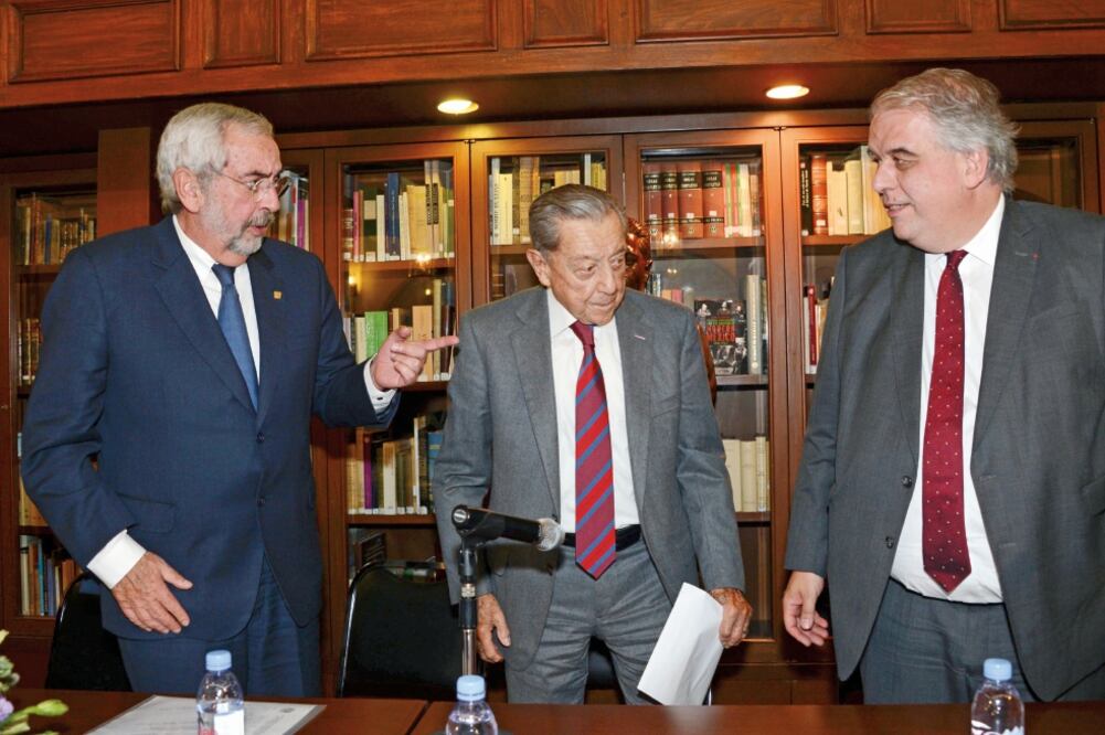 Los rectores de la UNAM, Enrique Graue, y de La Sorbona, Barthélémy Jobert, flanquean a Miguel Alemán durante la firma del convenio para la creación de la cátedra (IVÁN STEPHENS. EL UNIVERSAL)