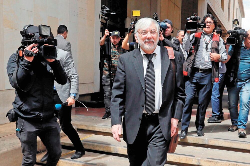 Eduardo Matyas, abogado de Jesús Santrich, exlíder de las FARC, el martes al llegar a la Corte Suprema de Justicia, en Bogotá. Foto/MAURICIO DUEÑAS CASTAÑEDA. EFE