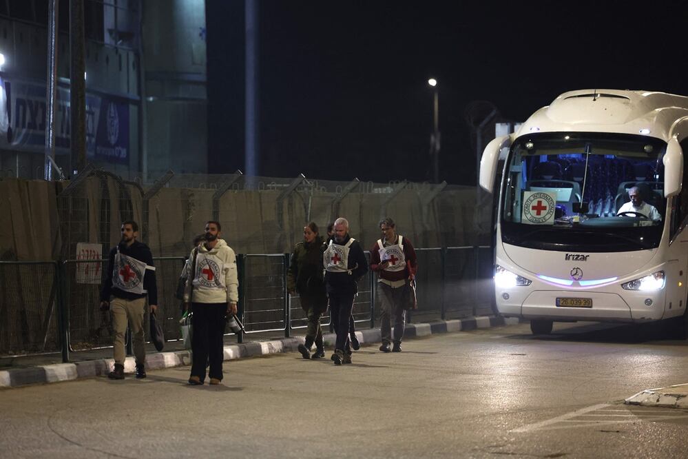 Un autobús y una delegación de la Cruz Roja llegan a las afueras de la prisión militar israelí de Ofer, ubicada entre Ramallah y Beitunia, en la Cisjordania ocupada. Foto: AFP