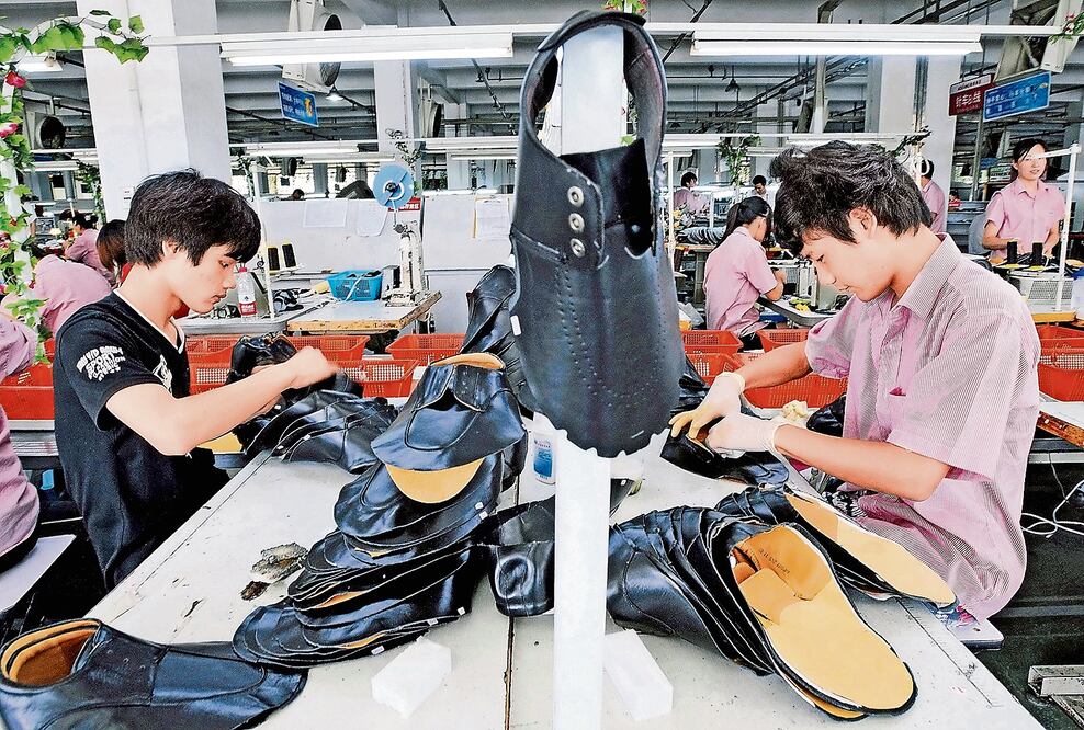 De acuerdo con zapateros de México, con el nuevo acuerdo comercial TPP-11 entrarán más productos chinos vía Vietnam y Malasia (ARCHIVO EL UNIVERSAL)