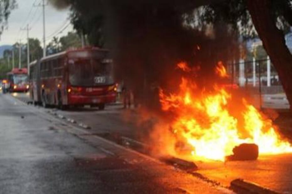 Prenden fuego a unidad de Metrobús frente a CU