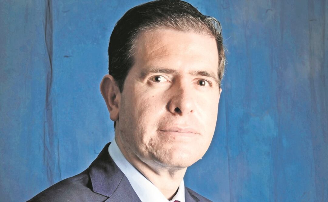 Alfredo Castillo da bendición a Edgardo