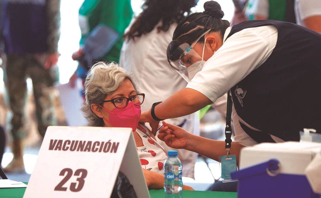 Una mujer es vacunada contra el coronavirus con la dosis de AstraZeneca, en Coyoacán, en la Ciudad de México. Foto: Claudio Cruz/ AFP.