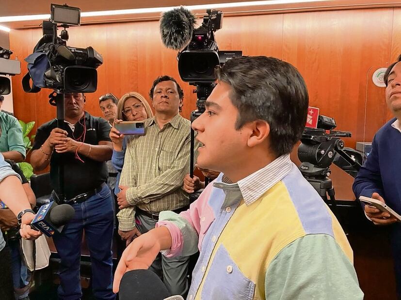 En el Senado, funcionarios, trabajadores y asesores se reunieron para buscar un acuerdo que evite el despido de alrededor de 2 mil empleados. Foto: Luis Carlos Rodríguez | El Universal