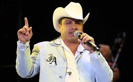 Julión Álvarez, víctima de acoso: sufre tocamiento indebido de una fan