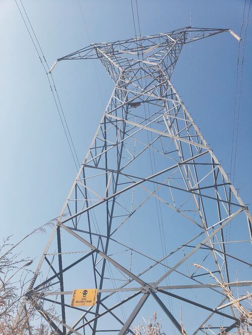 En las torres de transmisión ubicadas en el municipio de Padilla no se ven daños por incendio, pero en la zona se quema basura. ROBERTO AGUILAR. EL UNIVERSAL