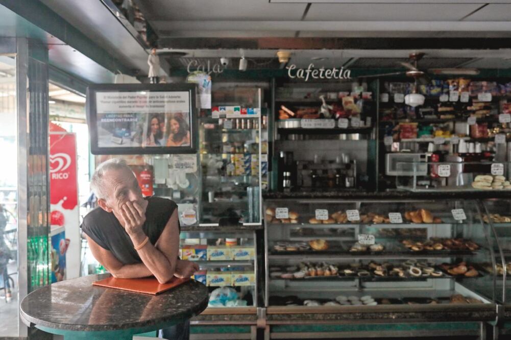 Comerciantes aguardan el restablecimiento del servicio de energía en Caracas. Un apagón dejó sin electricidad a millones de personas en esa ciudad y otras zonas cercanas a la capital de Venezuela por segundo día consecutivo (CRISTIAN HERNÁNDEZ. EFE)