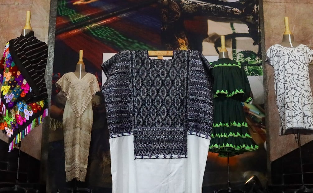 Conferencia de prensa por Original, Encuentro de arte textil mexicano, en el vestíbulo del Palacio de Bellas Artes.
Foto: Hugo Salvador/ El Universal