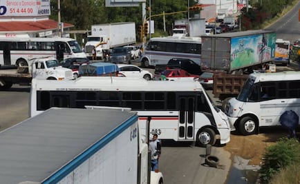 Normalistas realizan bloqueo carretero en Oaxaca