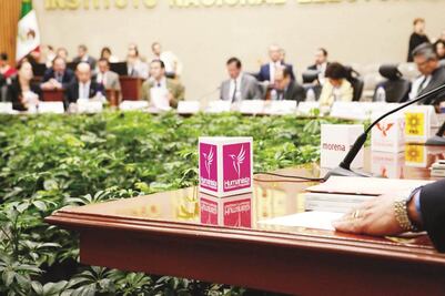 Chocan consejeros del INE 