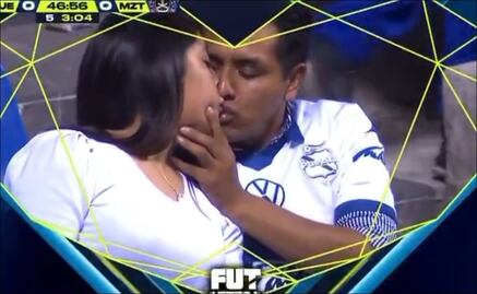 Aficionados del Puebla protagonizan intenso beso en pleno partido de la Liga MX; así fueron captados