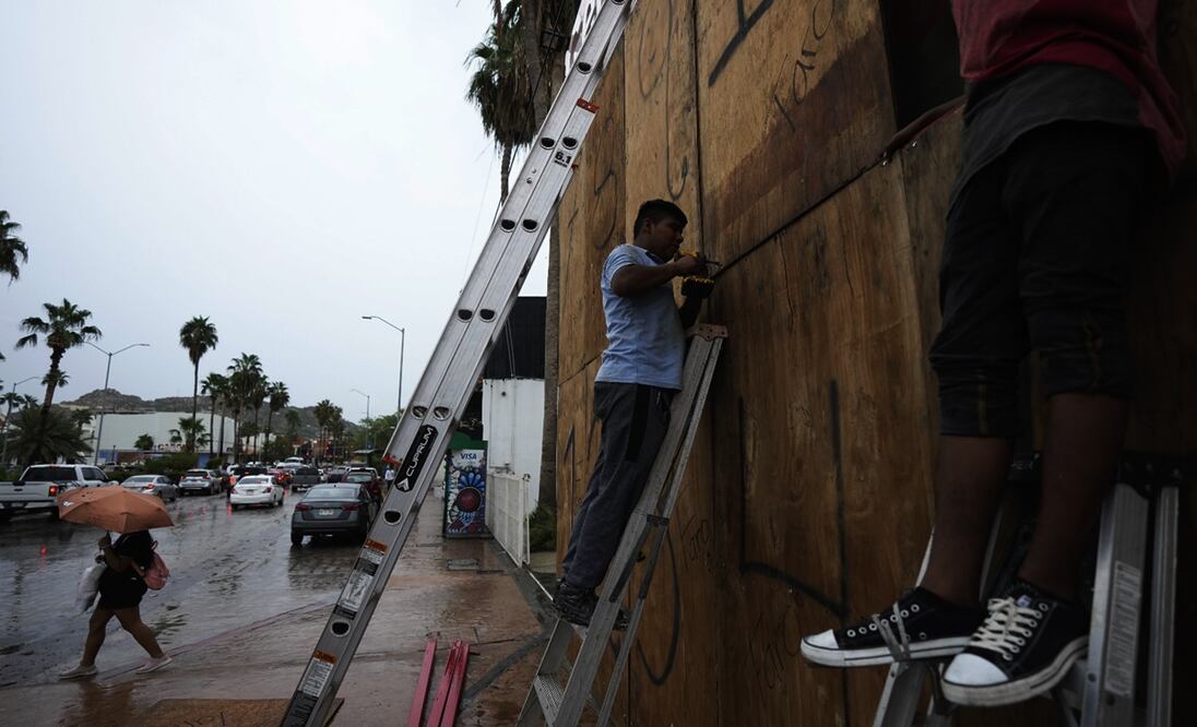 Trabajadores protegen con madera negocios ante la inminente llegada del huracán Norma en Los Cabos, Baja California Sur. Foto AP