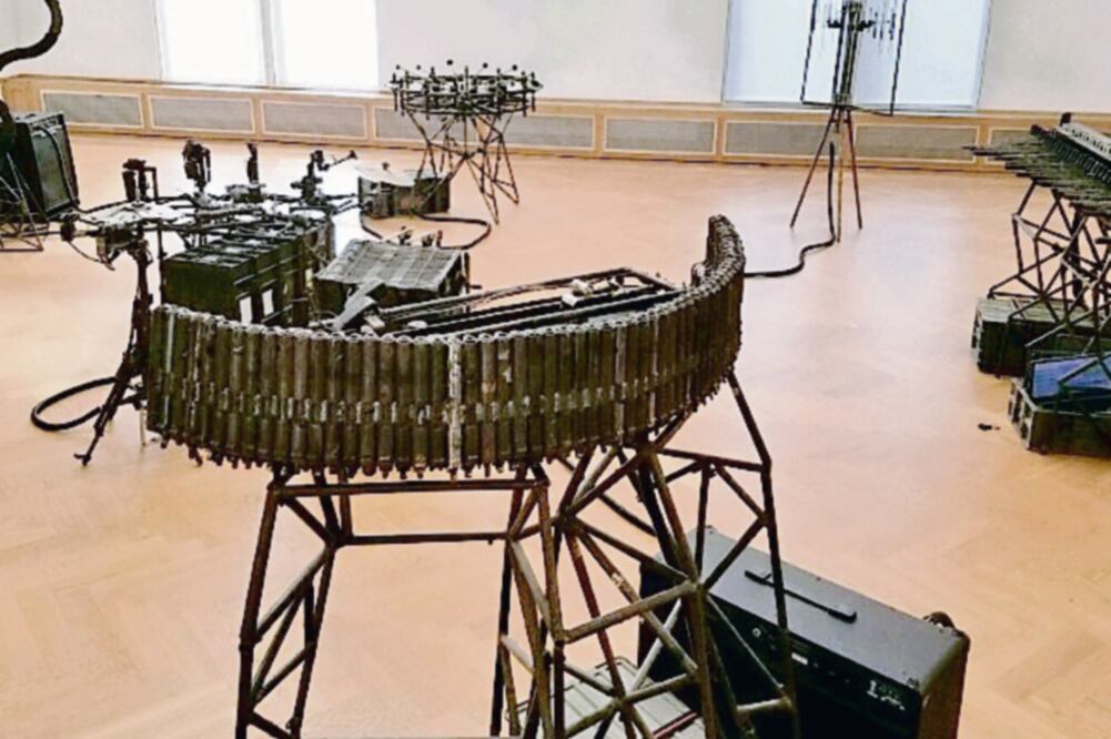 Desarme consiste en una orquesta mecánica compuesta por seis esculturas elaboradas a base de unas 500 armas (INDER BUGARIN. EL UNIVERSAL)