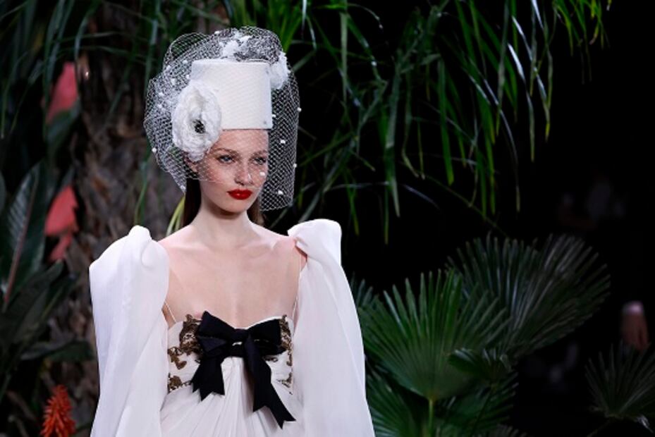 Diseño nupcial con lazo negro de Jorge Vázquez. Foto: EFE