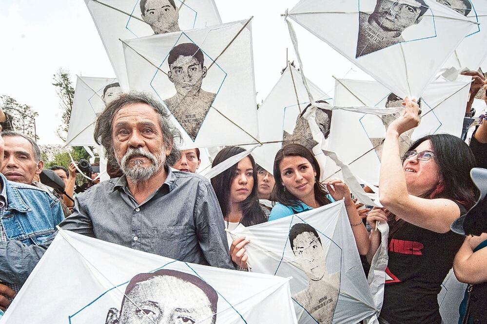 En diciembre de 2014 el artista Francisco Toledo elaboró 43 papalotes para protestar por los desaparecidos de Ayotzinapan / Foto: Archivo El Universal