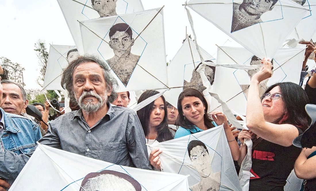En diciembre de 2014 el artista Francisco Toledo elaboró 43 papalotes para protestar por los desaparecidos de Ayotzinapan / Foto: Archivo El Universal