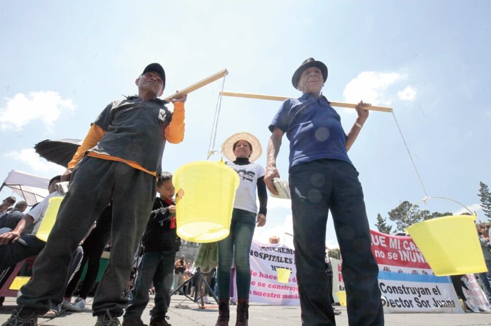 Ciudadanos protestaron frente al palacio de gobierno llevando consigo los palos y cubetas, conocidos como “aguantadores de agua”, con los que acarrean el líquido hasta sus hogares (JORGE ALVARADO. EL UNIVERSAL)