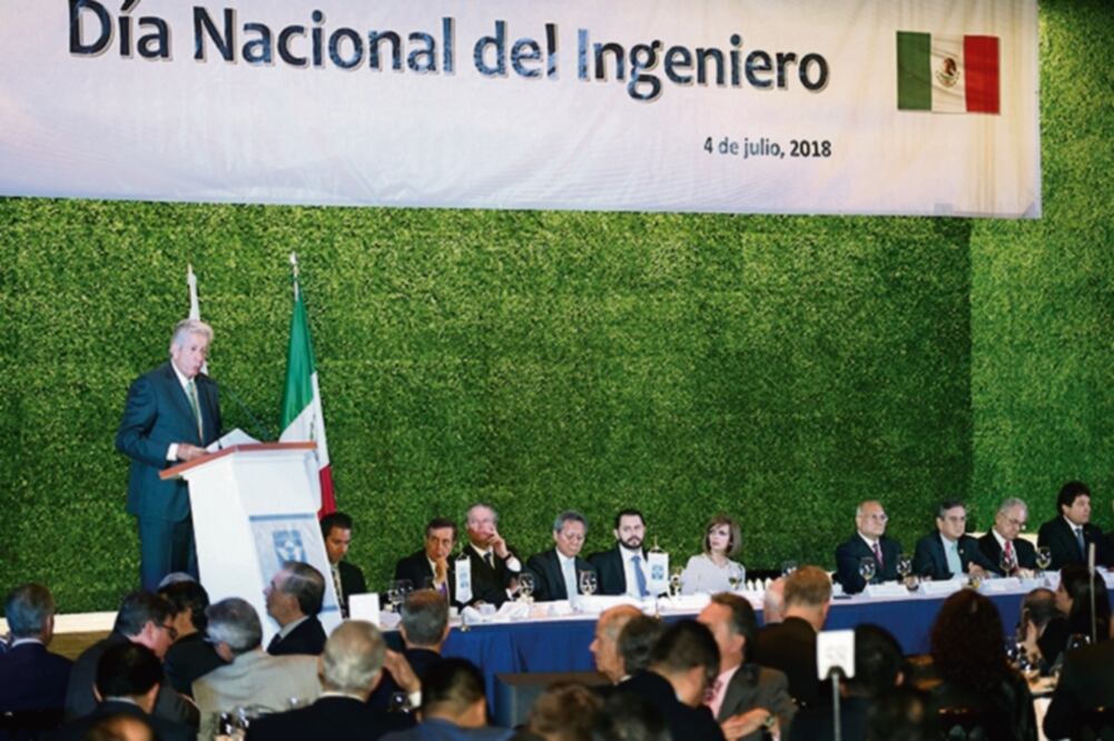 Durante la celebración del Día Nacional del Ingeniero, Javier Jiménez Espriú (segundo de derecha a izquierda) dijo que se reunirá con el actual titular de la SCT, Gerardo Ruiz Esparza, para analizar los temas importantes del ramo (CORTESIA)