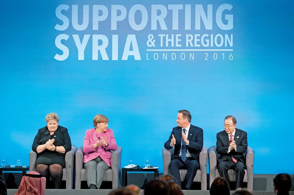 La premier noruega Erna Solberg, la canciller alemana Angela Merkel, el primer ministro británico David Cameron y el Secretario General de la ONU, Ban Ki-moon, aplauden al inicio de la conferencia de apoyo a Siria (MATT DUNHAM. AP)
