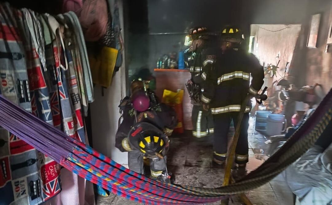 Bomberos asisten incendio en una vivienda de la colonia Salvador Alvarado, de la ciudad de Mazatlán (17/11/2024). Foto: Especial
