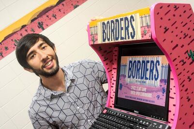 Joven latino crea videojuego que recrea peligros de cruzar la frontera