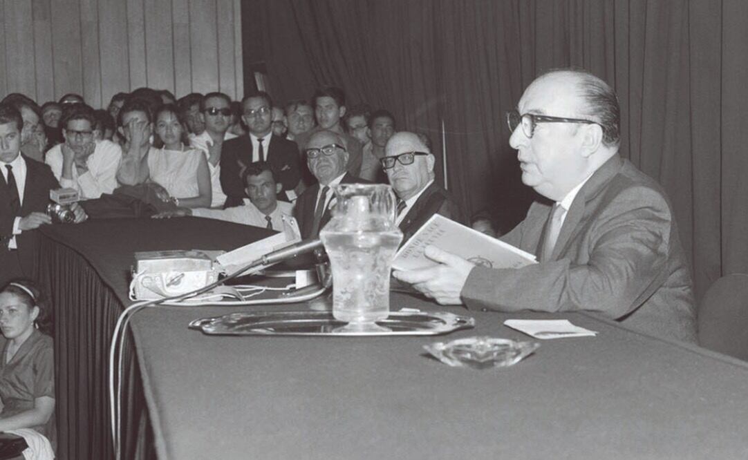 Pablo Neruda en la UNAM. Fototeca EL UNIVERSAL