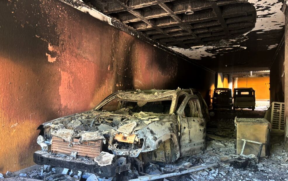 En el ataque armado a La Ruana, Michoacán, el 11 de junio de 2025, quedaron tres autos calcinados y varias viviendas con vidrios rotos y paredes perforadas. Foto: de Carlos Arrieta/EL UNIVERSAL