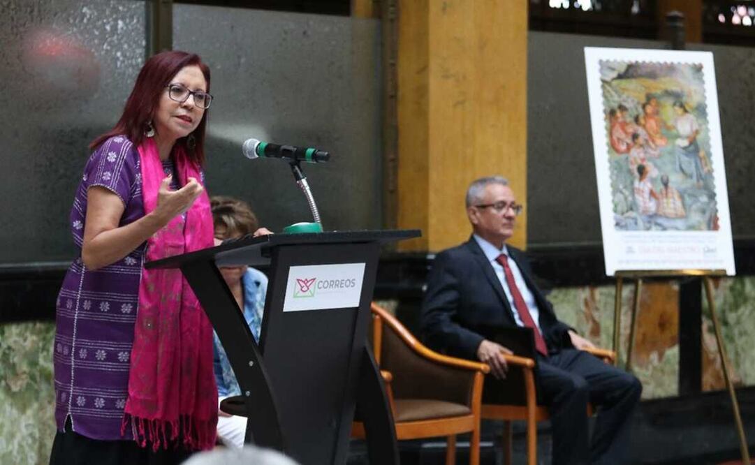 Leticia Ramírez Amaya y Rocío Bárcena Molina encabezaron el acto de cancelación del primer día de emisión de estampillas conmemorativas del Día de la Maestra y el Maestro. Foto: Especial