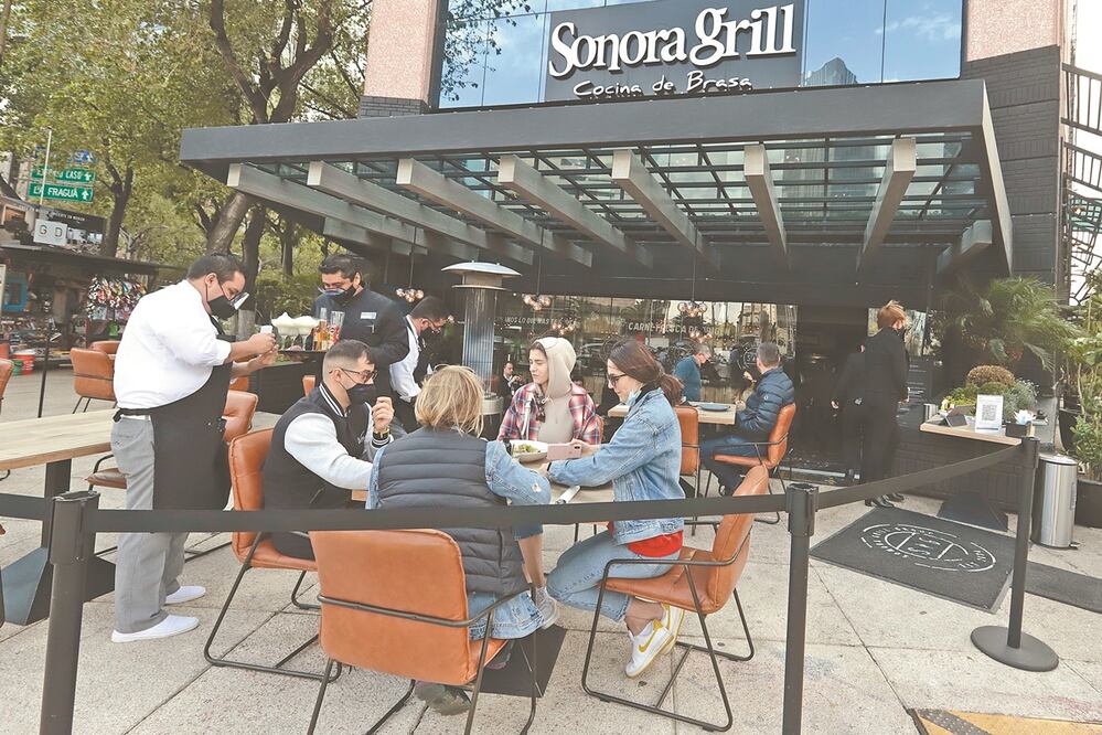 En punto de las 13:00 horas de ayer, empleados de diversas cadenas restauranteras se prepararon para levantar sus cortinas y atender a los comensales. Foto: BERENICE FREGOSO. EL UNIVERSAL