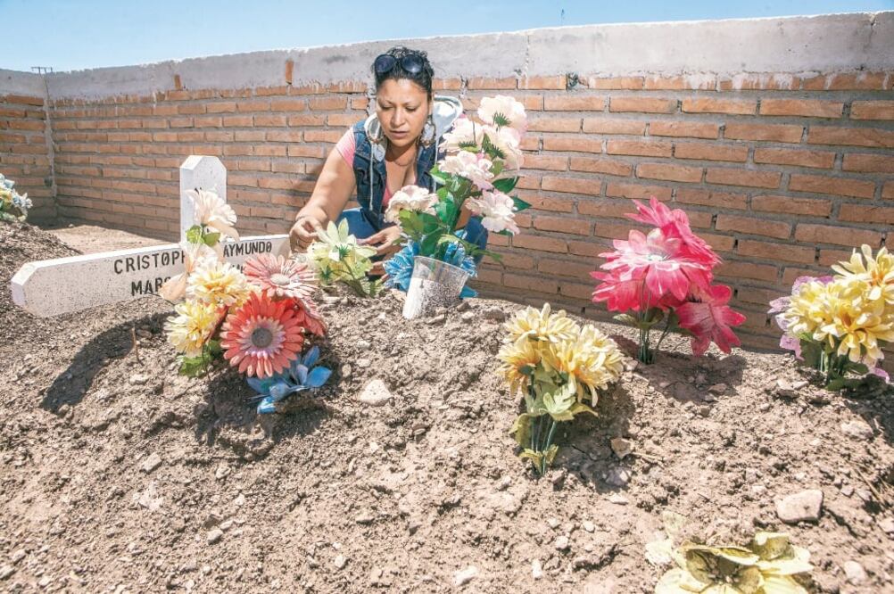 Tania en la tumba de su hijo Christopher Raymundo Márquez Mora, de seis años, en el panteón de Aquiles Serdán, en Chihuahua. El niño fue asesinado por cinco vecinos, de entre 12 y 15 años (YADIN XOLALPA. EL UNIVERSAL)
