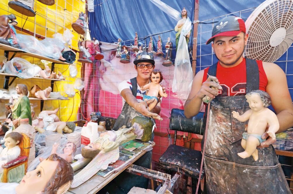 Saúl Gómez asegura que reparar Niños Dios en su taller es muy satisfactorio, porque con las figuras mantiene viva la fe de las personas y los recuerdos de los milagros que les ha cumplido (Fotos: BERENICE FREGOSO)