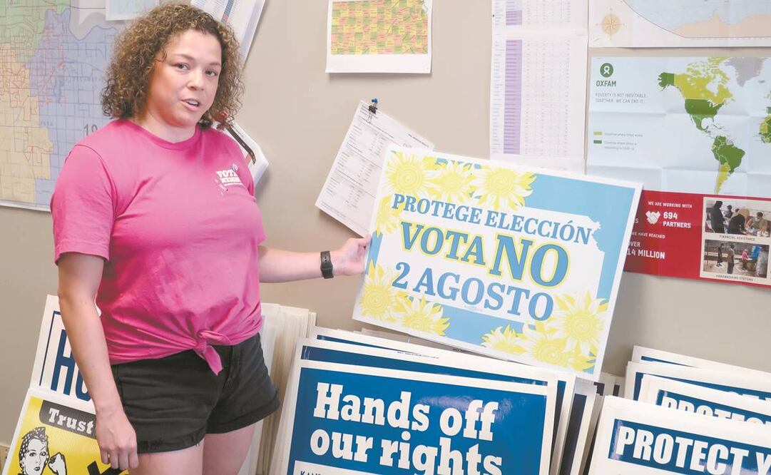 Jessica Porter, presidenta de comunicaciones del Partido Demócrata del condado de Shawnee, Kansas, con un letrero que insta a los votantes a oponerse a una enmienda antiaborto. Foto: Archivo/ AP.