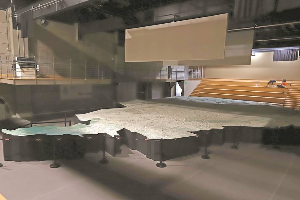 Así luce hoy la Gran Maqueta de la Ciudad de México (arriba); así lucía en 2016 (abajo) cuando fue inaugurado el Centro Interactivo. Foto/BERENICE FREGOSO Y ARCHIVO. EL UNIVERSAL