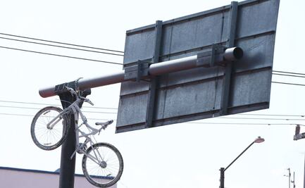 ‘Bicicleta fantasma’ honra a Óscar, ciclista atropellado en Coyoacán